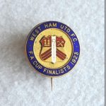 West Ham 1923 FA Cup Final Badge: Original badge stating West Ham United FC FA Cup Finalists 1923. 93 year old badge is excellent.